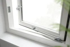 AXA raamsluiting met drukknop rechts aluminium buitendraaiend