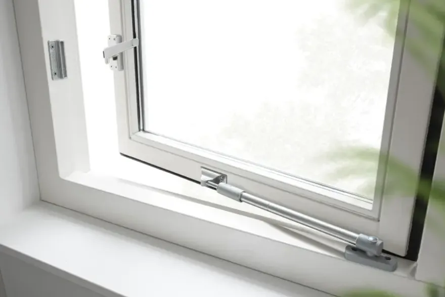 AXA raamsluiting met drukknop rechts aluminium buitendraaiend