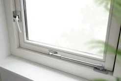AXA raamsluiting met drukknop rechts aluminium buitendraaiend