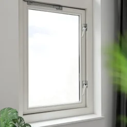 AXA raamsluiting met drukknop links aluminium buitendraaiend