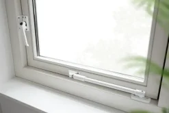 AXA raamsluiting rechts wit met knop buitendraaiend