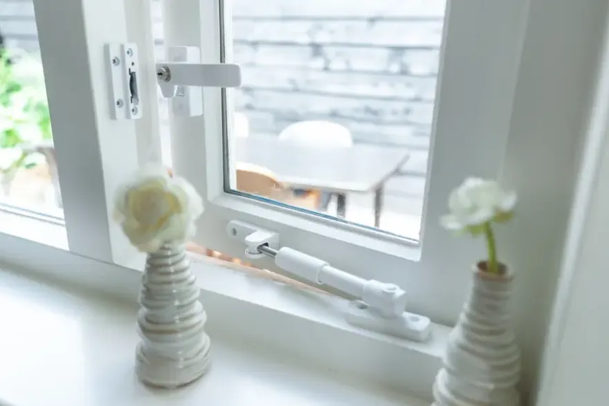 AXA telescopische raamuitzetter wit 20 cm buitendraaiend