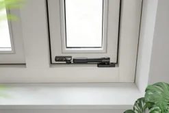 AXA telescopische raamuitzetter zwart 20 cm buitendraaiend