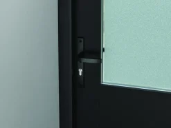 AXA veiligheidsbeslag Edge achterdeur zwart smal schild met SKG 3-sterren 72 mm