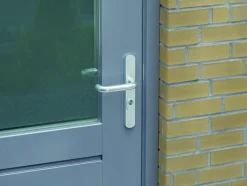 AXA veiligheidsbeslag Oval achterdeur aluminium smal schild met SKG 3-sterren 72 mm