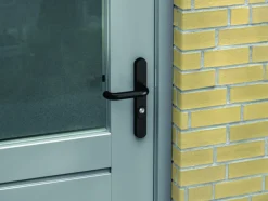 AXA veiligheidsbeslag Oval achterdeur zwart smal schild met SKG 3-sterren 72 mm