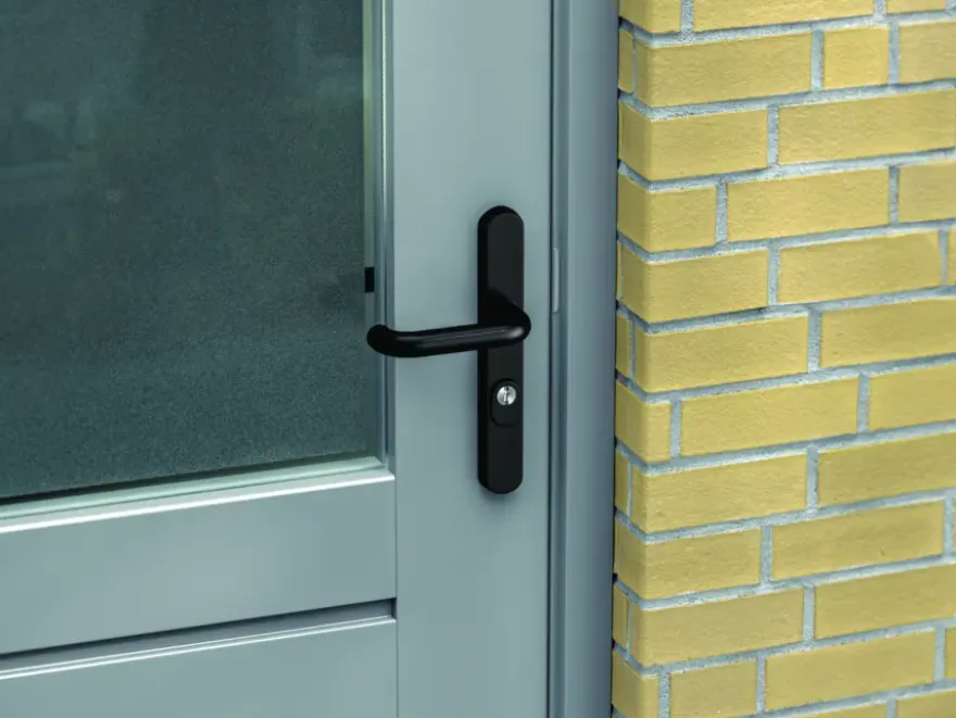 AXA veiligheidsbeslag Oval achterdeur zwart smal schild met SKG 3-sterren 72 mm