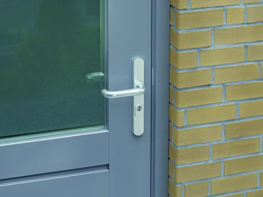 AXA veiligheidsbeslag Oval achterdeur aluminium smal schild met SKG 3-sterren 55 mm