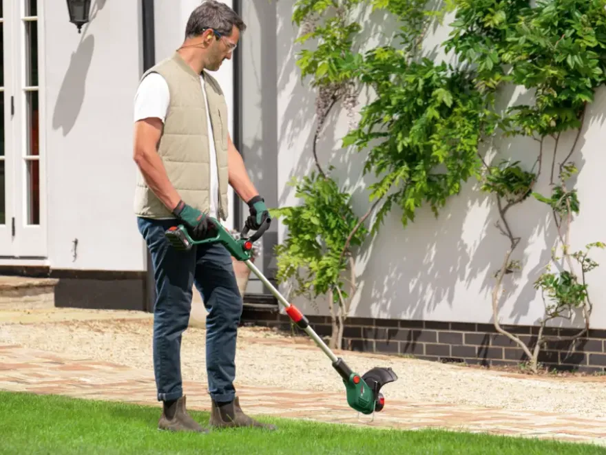 Bosch 18V trimmer Universal (Incl. 2Ah accu + oplader)