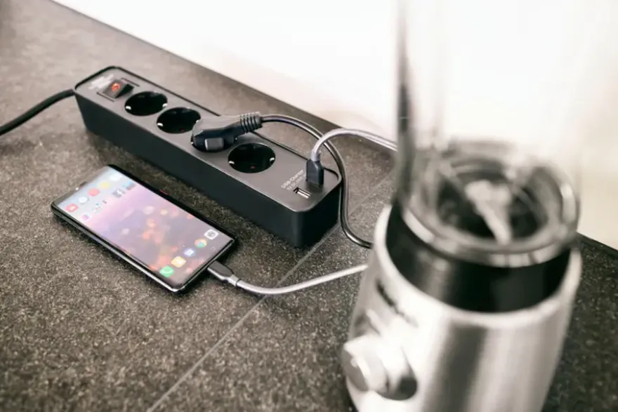 Brennenstuhl stekkerdoos 4-voudig met 2 USB-aansluitingen en schakelaar zwart 1,5 meter