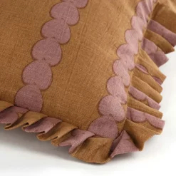 Kussen streep ruffled hart bruin 55 x 53 cm