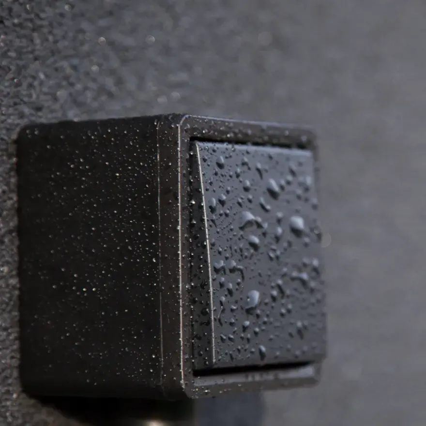 Niko Hydro Spatwaterdicht Stopcontact Dubbel Verticaal Zwart