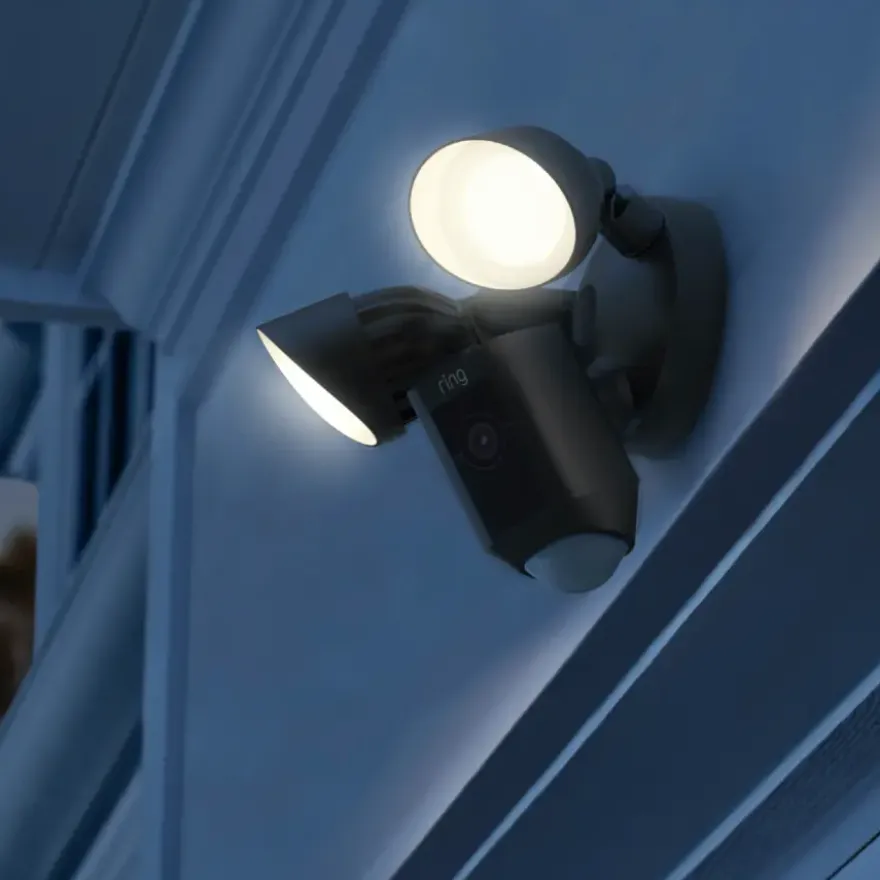 Ring Floodlight Camera Wired Plus Zwart