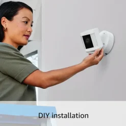Ring Spotlight Camera Plus Plug-in Zwart