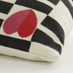 Sierkussen streep hart rood - l55xb35xh10cm